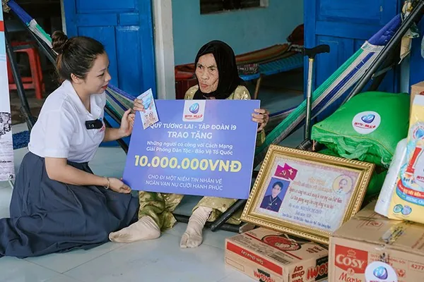 Hình ảnh minh họa một nhóm người đang hỗ trợ lẫn nhau, tượng trưng cho các nguồn lực hỗ trợ bên ngoài.