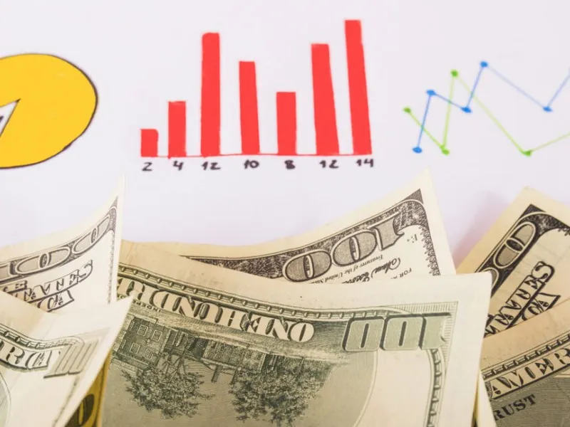 Một người đang phân tích dữ liệu thể thao trên máy tính bảng với biểu đồ và số liệu, thể hiện các chiến lược cá cược thông minh tại win88.