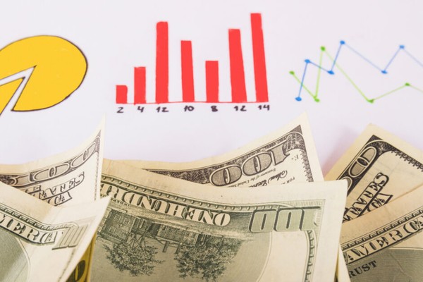 Người chơi poker đang tập trung và suy nghĩ chiến lược