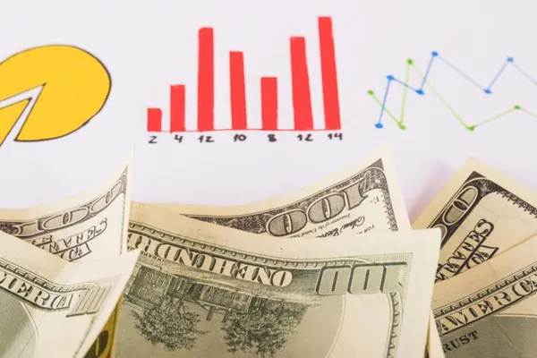 Người chơi poker đang tập trung và suy nghĩ chiến lược